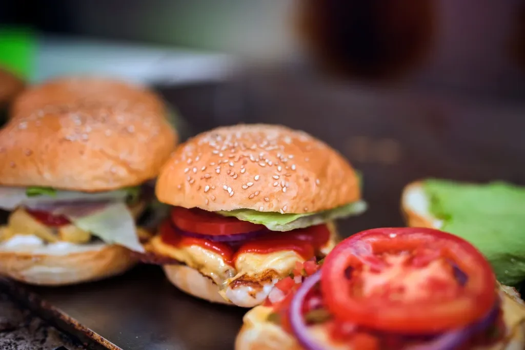 Jak przygotować idealny sos do burgera