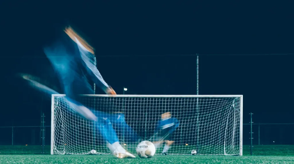 Jaki sprzęt sportowy i akcesoria bramkarskie wybrać do treningu piłki nożnej w klubie lub szkółce (foto)